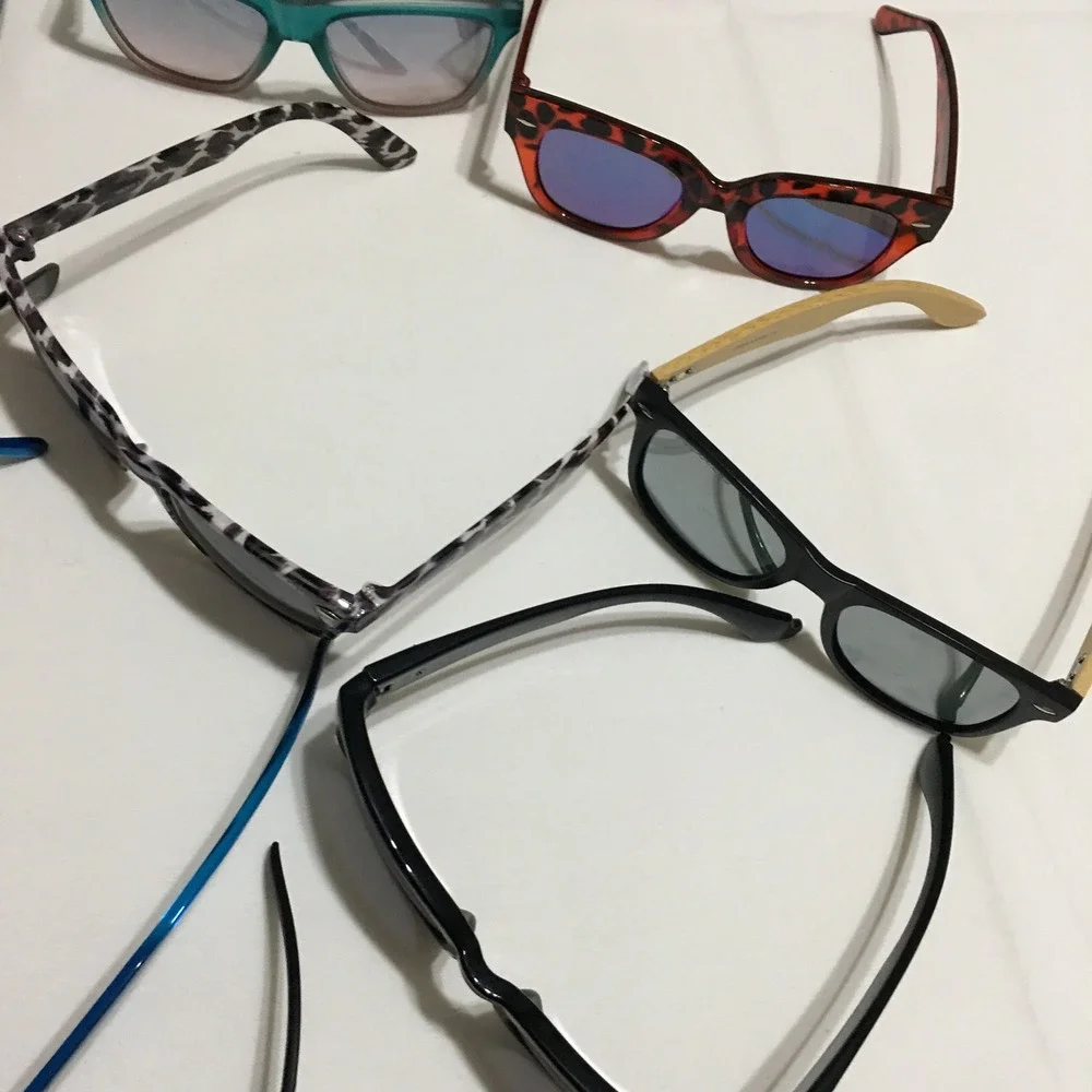 Lot of 25 Mixed Sunglasses Unisex One Size Multicolored Various Styles